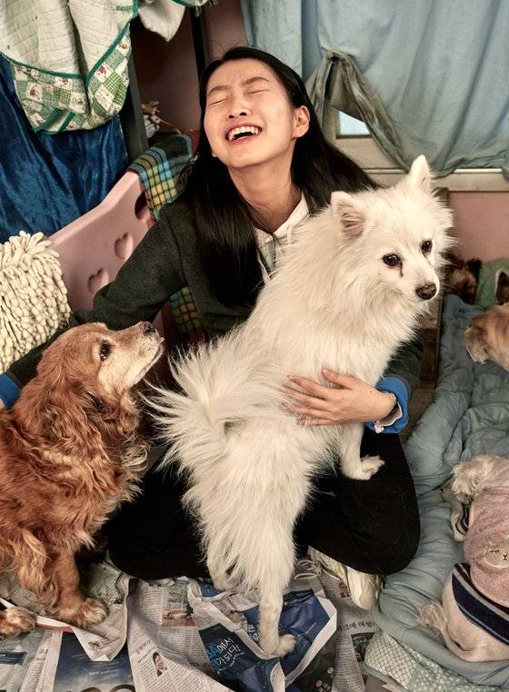 중형견 코커스파니엘, 스피츠는 유독 여성 학생기자를 잘 따랐다. 이현진 학생모델이 품에 파고드는 스피츠 핫티에게 난처하지만 기분 좋은 미소를 보였다.