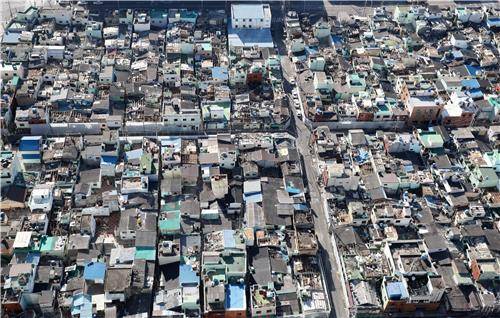 부산 매축지 마을. 재개발 지역으로 곳곳에 철거가 진행 중인 것을 볼 수 있다. [손형주 기자]