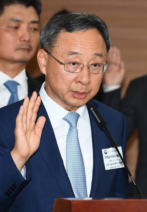 지난해 10월 국회 과학기술정보방송통신위원회의 과학기술정보통신부 국정감사에 증인으로 출석한 황창규 KT 회장. [사진=이영훈 기자]