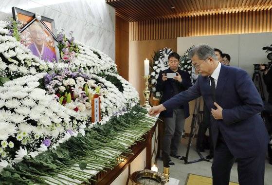 문재인 대통령이 29일 오후 서울 서대문구 세브란스병원 장례식장에 마련된 일본군 위안부 피해자 고 김복동 할머니 빈소를 찾아 조문하고 있다. 청와대사진기자단