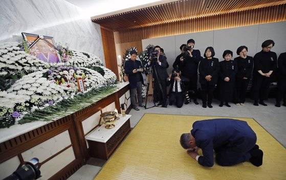 문재인 대통령이 29일 오후 서울 서대문구 세브란스 병원 장례식장에 마련된 일본군 위안부 피해자 고 김복동 할머니 빈소를 찾아 조문하고 있다. 청와대사진기자단