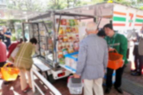 생필품 등을 실은 트럭이 마을을 찾는 모습은 일본 지방 소도시에서 흔한 풍경이다. 사진= 아사히신문