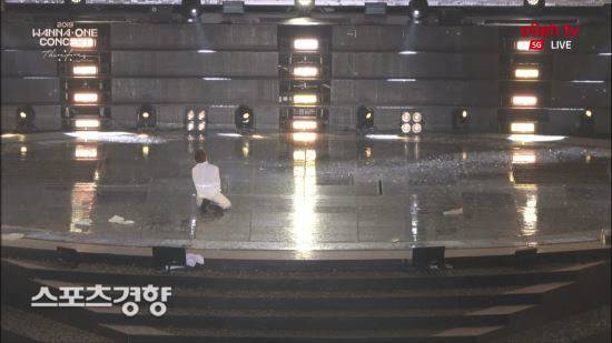 지난 27일 서울 고척스카이돔에서 열린 그룹 워너원의 마지막 콘서트 ‘데어포어’에서 공연 막바지 다른 멤버들이 모두 개별 퇴장한 후 무대에 멤버 강다니엘이 혼자 남아있다. 사진 올레티비 중계화면 캡처