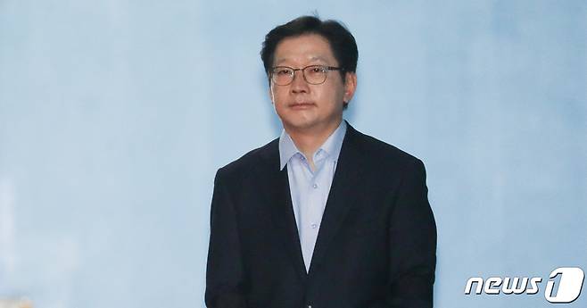 '드루킹' 김모씨 일당에게 포털사이트 댓글 조작을 지시한 혐의로 재판에 넘겨진 김경수 경남지사가 30일 오후 서울 서초구 서울중앙지법에서 열린 1심 선고공판을 마친뒤 호송차로 이동하고 있다.  2019.1.30/뉴스1 © News1 허경 기자