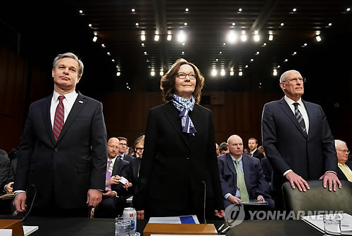 한자리에 모인 美 정보수장들 (워싱턴 로이터=연합뉴스) 댄 코츠(오른쪽부터) 미국 국가정보국(DNI)국장이 29일(현지시간) 지나 해스펠 중앙정보국(CIA) 국장, 크리스토퍼 레이 연방수사국(FBI) 국장과 함께 상원 정보위원회 청문회에 도착해 나란히 서 있다. leekm@yna.co.kr