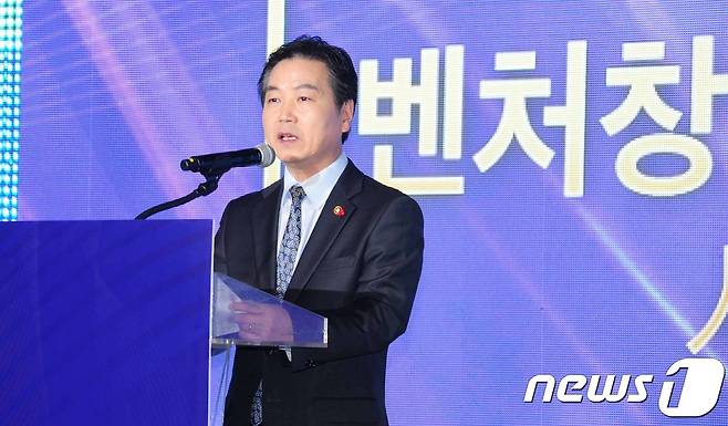 홍종학 중소벤처기업부 장관이 30일 서울 강남구 삼성동 코엑스에서 열린 '2017 벤처창업 페스티벌'에서 축사하고 있다. (중소벤처기업부 제공) 2017.11.30/뉴스1