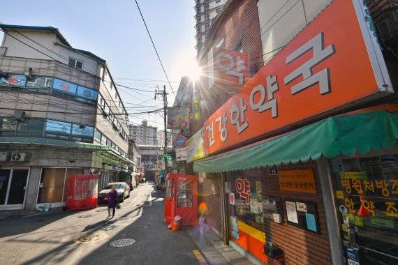 약국이 위치한 골목에는 성매매업소가 밀집해 있다. 사진=서동일 기자