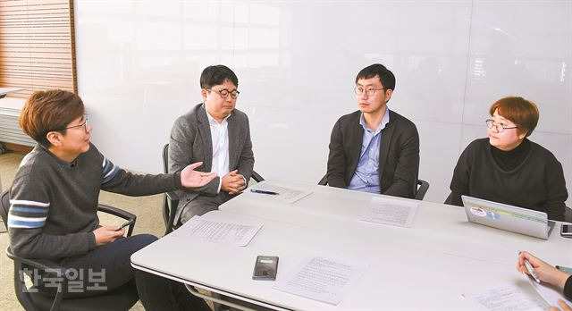 한채윤(왼쪽부터) 상임이사, 박권일 비평가, 이일 변호사, 이진희 사무국장은 “혐오를 선동하는 세력과 가짜뉴스를 촘촘히 추적하고 반대 증거를 제시하는 연구자, 지식인, 언론의 역할이 선행돼야 한다”라며 “혐오를 업으로 삼는 이들이 존재하는 한, 일상의 노력만으로는 변화가 쉽지 않다”고 강조했다. 류효진 기자