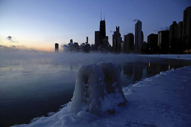 극 소용돌이(polar vortex) 남하로 인해 미국 중북부 지역에 사상 유례없는 한파가 닥친 30일(현지시간) 일리노이주 시카고의 미시간 호숫가를 따라 눈과 얼음이 쌓여 있다. 이날 시카고의 최저 기온은 섭씨 영하 32도로 측정됐다. 시카고｜AP연합뉴스