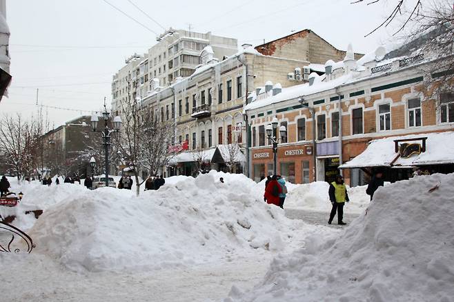 30일(현지시간) 러시아 사라토프의 거리가 눈으로 수북히 쌓여있다. 사라토프｜TASS연합뉴스