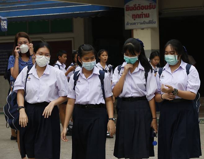 최악의 초미세먼지가 찾아온 30일(현지시간) 태국 방콕에서 학생들이 마스크를 착용하고 있다. 방콕｜EPA연합뉴스