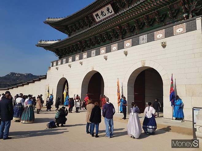 경복궁의 정문 광화문 앞에서 관광객들이 사진촬영을 하고 있다/ 사진=김설아 기자