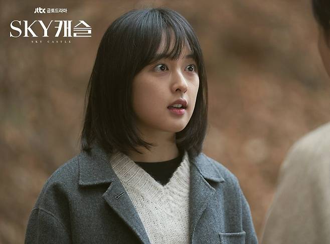극중 김혜나는 가난하고 아픈 엄마가 있는 상황에서도 명석한 두뇌로 높은 성적을 유지하고 친구 관계도 좋은 캐릭터였다. 또한 필요에 따라 어른을 이용할 줄도 아는 영리함을 지녔다. (사진=JTBC 제공)