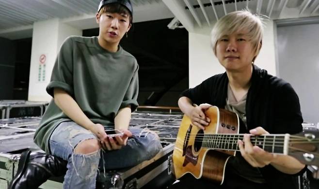 인피니트 월드투어 중 김성규와 포즈를 취하고 있는 유승범 [사진출처= mori610블로그]