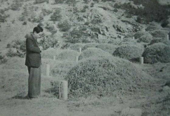 김홍섭 판사가 대자의 무덤을 찾아 그들의 명복을 비는 모습.