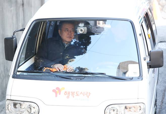 문 대통령이 1일 오전 도시락을 들고 서울 관악구 소재의 한 취약계층 가정으로 가고 있다. [사진 청와대]