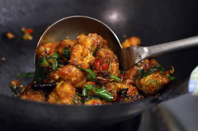 청와대 조리장이 지난달 31일 밤 청와대 경내 조리실에서 설 명절 맞이 행복도시락에 들어갈 ‘매콤 닭강정’을 만들고 있다. [사진 청와대 ]