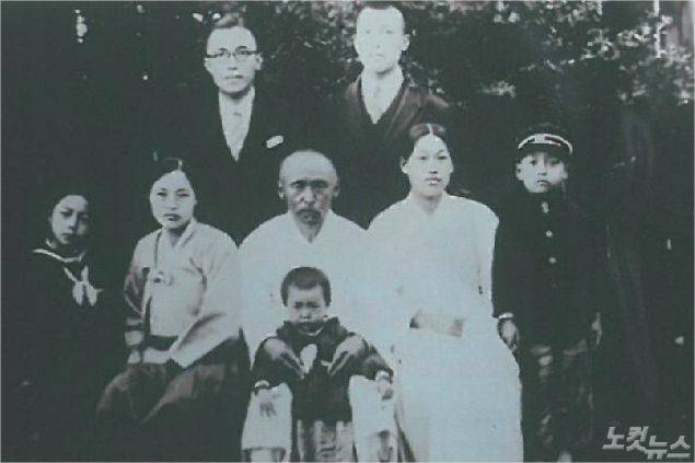 1945.5.15. 김춘배가 8년형을 마치고 만주에서 찍은 가족사진. 윗줄 왼쪽부터 김성배 목사(형님), 독립운동가 김춘배, 앞줄 오른쪽이 김종수 장로(아들, 당시 8세)(사진=김경근 목사 제공)