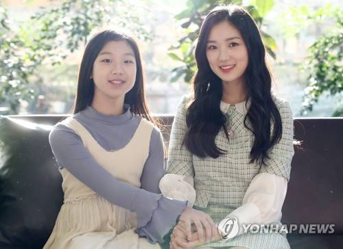 '현실에서 만난 예서와 예빈' (서울=연합뉴스) 이재희 기자 = 종영을 앞둔 드라마 '스카이캐슬'에서 자매로 출연한 배우 김혜윤(오른쪽)과 이지원이 1일 오전 서울 종로구 연합뉴스 사옥에서 인터뷰 전 포즈를 취하고 있다.