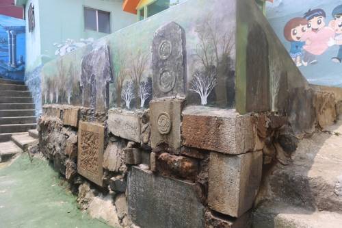 비석 위 벽면에 그린 벽화 [부산 서구 제공]