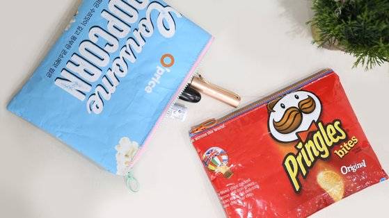 업사이클링이란 단순히 재활용하는 것을 넘어 새로운 디자인과 가치를 지닌 제품을 만들어내는 것을 의미한다. 일회용 과자봉지를 귀여운 파우치로 재탄생 시킨 모습. [사진 권소희]