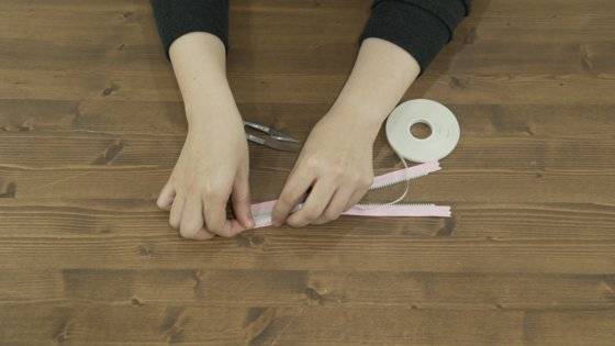 만드는 방법 4. 지퍼의 양쪽 테이프 부분에 수용성 양면테이프를 붙인다. [사진 권소희]