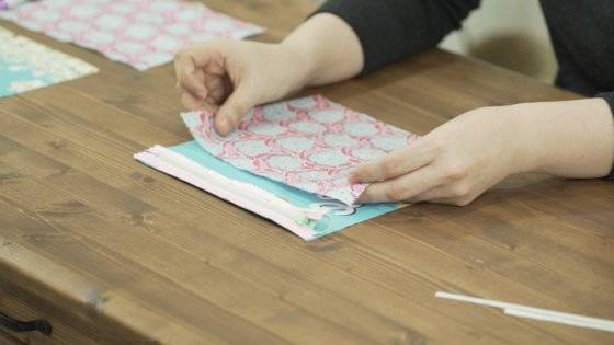 만드는 방법 7. 겉면과 안감 겉면이 맞닿게 놓고 지퍼를 뒤집어서 끼운 후 재봉한다. [사진 권소희]