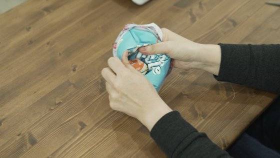 만드는 방법 9. 원단 정리 후 창구멍을 제외한 3면을 재봉한다. 재봉 후 뒤집는 모습. [사진 권소희]