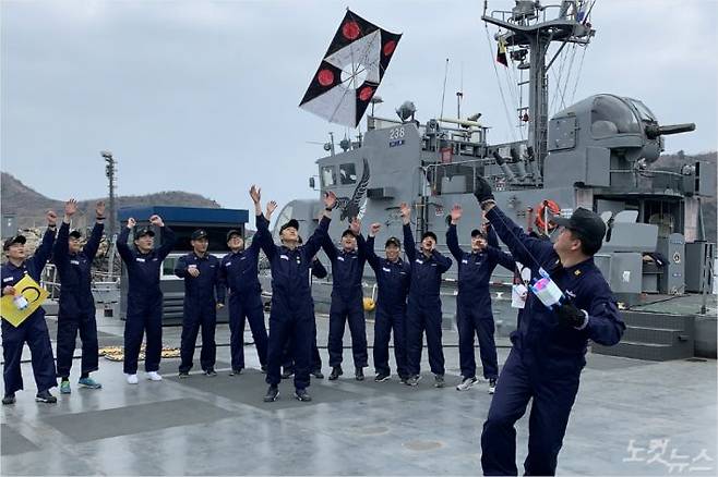 2일 어청도에 전개해있는 2함대 고속정편대 장병들이 충무공 이순신 제독이 임진왜란 당시 아군과 신호를 주고 받기 위해 사용한 전술신호연을 직접 제작한 후 날리고 있다.(해군 제공)