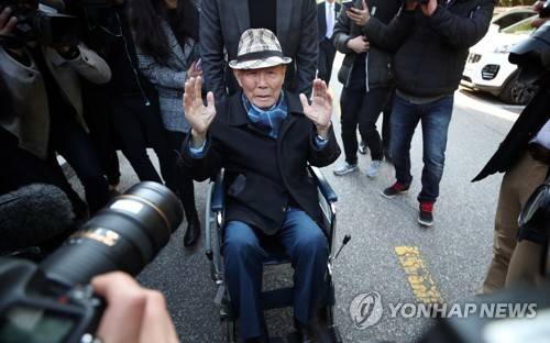 승소 판결받은 강제징용 피해자 (서울=연합뉴스) 김인철 기자 = 일제 강제징용 피해자 중 유일한 생존자인 이춘식 씨가 30일 오후 서울 서초구 대법원에서 열린 일제 강제징용 손해배상청구 소송 재상고심 대법원 전원합의체에서 승소 판결을 받고 인사하고 있다. 2018.10.30 yatoya@yna.co.kr