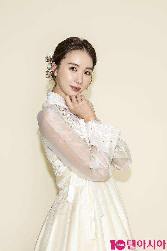 걸그룹 나인뮤지스 출신 가수 겸 모델 이유애린이 한복을 곱게 차려 입고 설 인사를 하고 있다.&nbsp; /이승현 기자 lsh87@