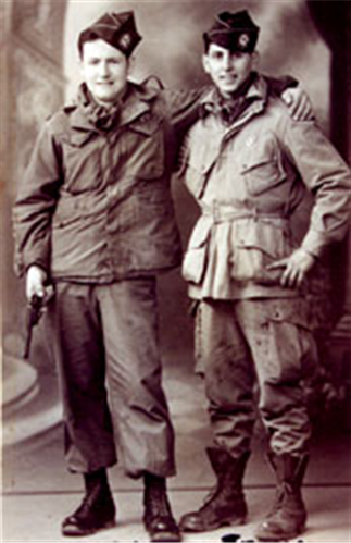 제2차 세계대전 당시 제101공수사단 소속의 병사가 기념촬영을 하고 있다. 좌측은 M1943 야전 자켓을, 우측은 M1942 공수부대 코트를 입고 있다. /출처= @http://www.101airborneww2.com/