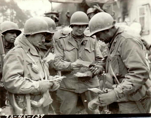 제2차 세계대전 당시 M1943을 입은 미군 /출처= @미국립문서기록관리청