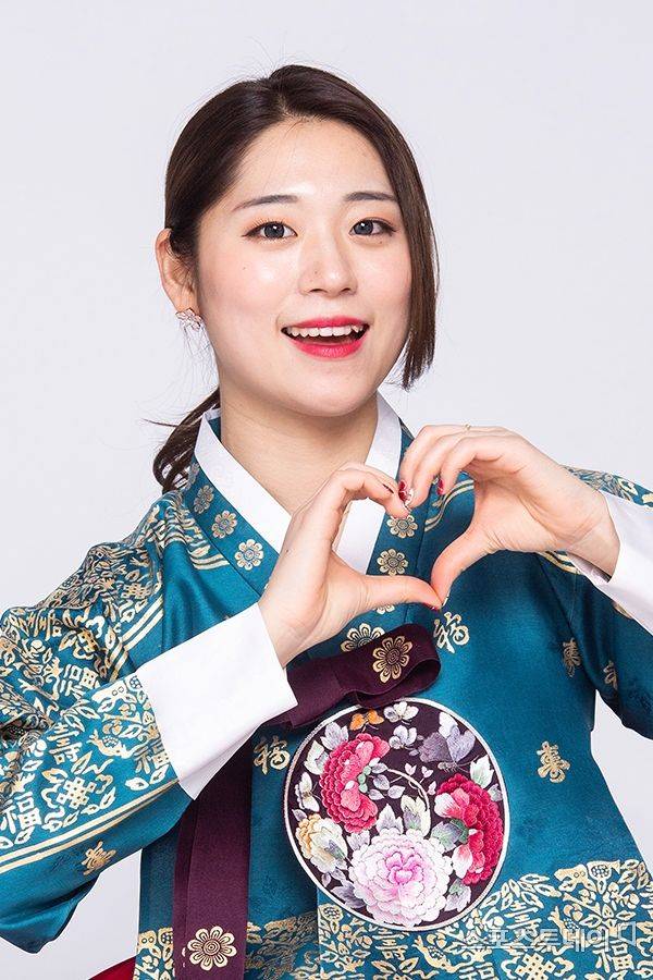 스포츠투데이 편집국을 찾은 김지민 치어리더