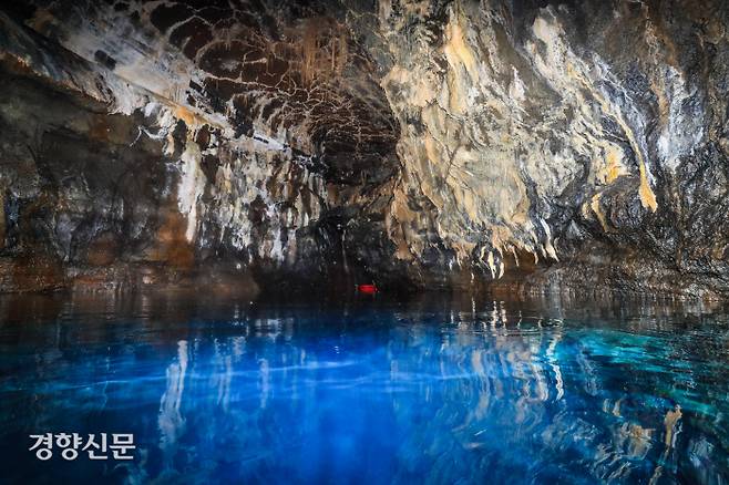 바다와 연결된 깊고 푸른 호수를 품에 안은 용천동굴은 한동안 신라인들이 머무른 뒤 2005년 우연히 다시 발견되기까지 1000년 이상 침묵 속에 숨겨져 있었다. 이준헌 기자 ifwedont@kyunghyang.com