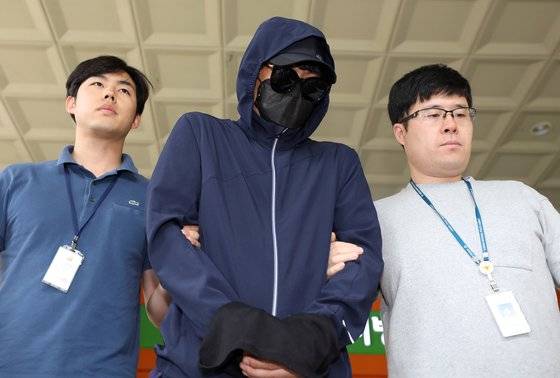 유튜버 양예원씨 등에게 노출사진을 강요하는 등의 혐의를 받는 비공개 촬영회 모집책 최모씨가 지난달 2일 오전 서울 마포구 서부지방법원에서 영장실질심사를 마치고 차량으로 향하고 있다. [뉴스1]
