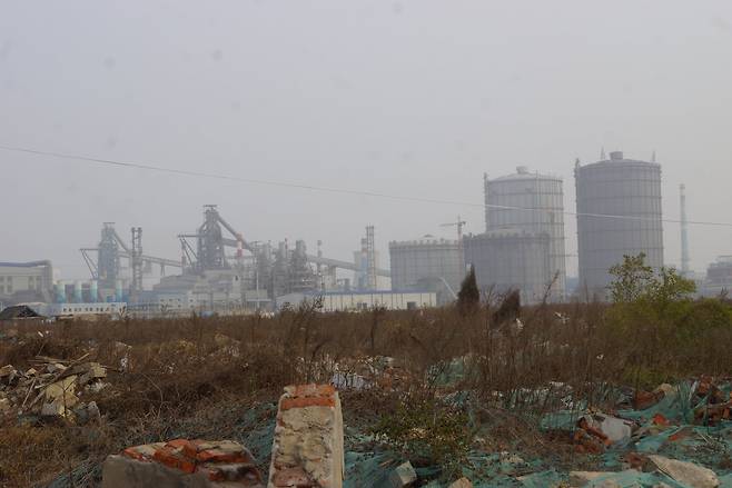 중국 산동성 르자오시에 위치한 산둥철강. 최근 공장이 들어서면서 주변 주택은 철거됐지만 아직은 잔해가 그대로 방치된 상태다. 르자오=강찬수 기자