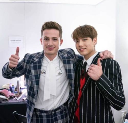 방탄소년단 정국(오른쪽)이 팝스타 찰리 푸스와 기념촬영을 한 모습.