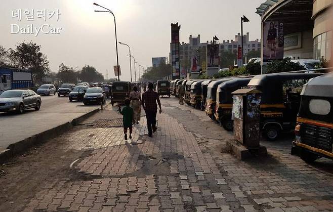 인도의 시가지 도로와 인도는 여전히 정돈되지 못한 상태이다