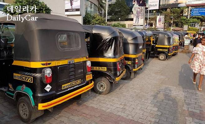 스쿠터를 개조한 3륜 소형 택시 릭샤가 대중적으로 쓰인다