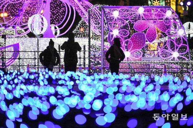 삿포로 화이트일루미네이션-겨울철 삿포로 오도리 공원에 수만개의 인공조명이 설치되어 있다.  김동주기자, zoo@donga.com