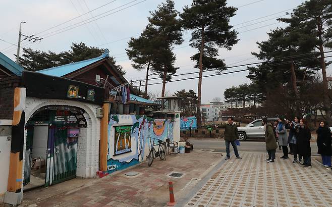 충남 공주시 봉황동 구도심에 있는 한옥을 리모델링해 관광객 숙소로 운영하는 권오상씨가 지난달 12일 오후 투숙객을 상대로 마을 주변을 둘러보며 설명해주고 있다. 공주/강창광 기자 chang@hani.co.kr