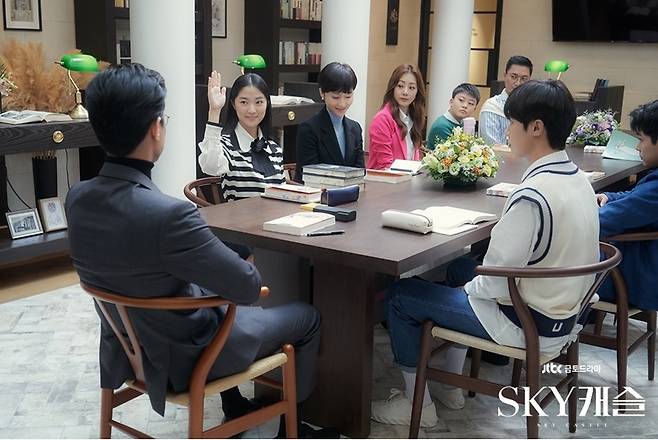 인기리에 방영됐던 드라마 ‘SKY 캐슬’ 초반, 로스쿨 교수 차민혁(김병철 분)은 입주민 독서 토론회를 이끌며 리처드 도킨스 『이기적 유전자』, 니체 『차라투스트라는 이렇게 말했다』를 토론 도서로 선정한다. 이 토론회에서 문제를 꼽으라면 책 난이도보다 한 의견만을 옳은 것으로 받아들이는 토론 진행 과정이다. 토론이라고 부르기도 민망한 이 모임에서 요새 문제가 되는 반향실 효과(echo chamber effect)가 언뜻 보인다. 그것은, 듣고 싶은 이야기만 듣고 확대 재생산하는 우리의 모습을 가리킨다. 출처: JTBC 홈페이지