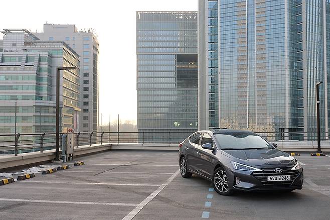 현대자동차가 '스마트스트림 파워트레인'을 더한 아반떼 스마트스트림을 선보였다.