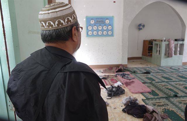 지난달 30일 필리핀 남부 삼보앙가시의 이슬람 사원을 겨냥한 수류탄 투척 테러로 두 명이 숨진 가운데, 한 이슬람 신자가 아직 수습 작업이 끝나지 않은 사원 내부의 공격 현장을 바라보고 있다. 삼보앙가=EPA 연합뉴스