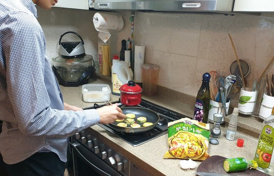 비교적 쉬운 애호박전을 할 때에만 겨우 사진 찍을 짬을 낼 수 있었다. 이병준 기자