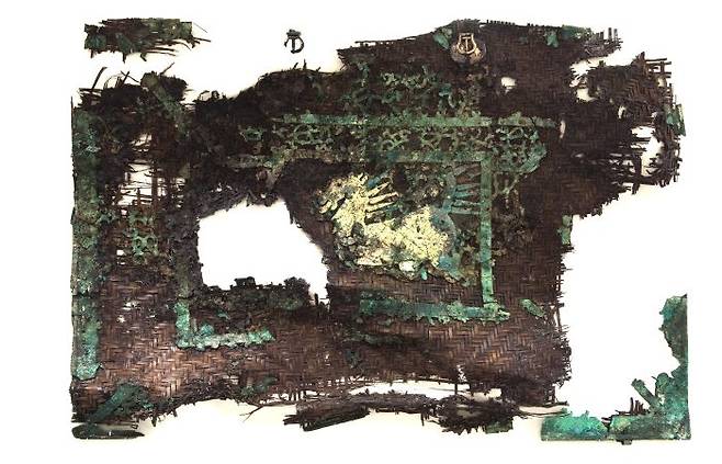 자작나무제 천마도와 함께 발굴된 ‘죽제 천마문 금동장식 말다래’.