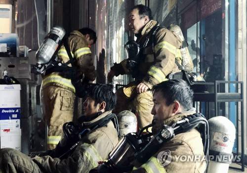 초겨울 추위 땀으로 녹이는 소방관들 [경기도소방재난본부 제공]