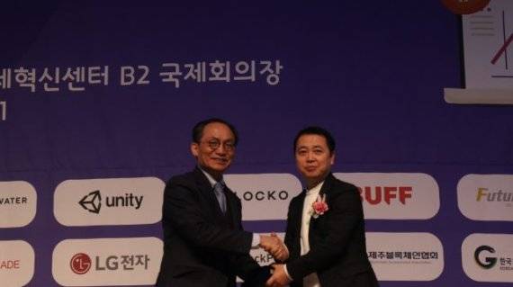 황성익 한국블록체인콘텐츠협회장(오른쪽)과 박창기 팍스데이터테크 회장이 위촉식 이후 기념촬영을 하고 있다.