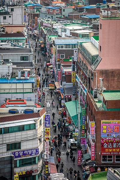 ⓒ시사IN 신선영 건물 옥상에서 내려다본 대림2동 풍경.대림중앙시장 거리에 사람들이 지나가고 있다.